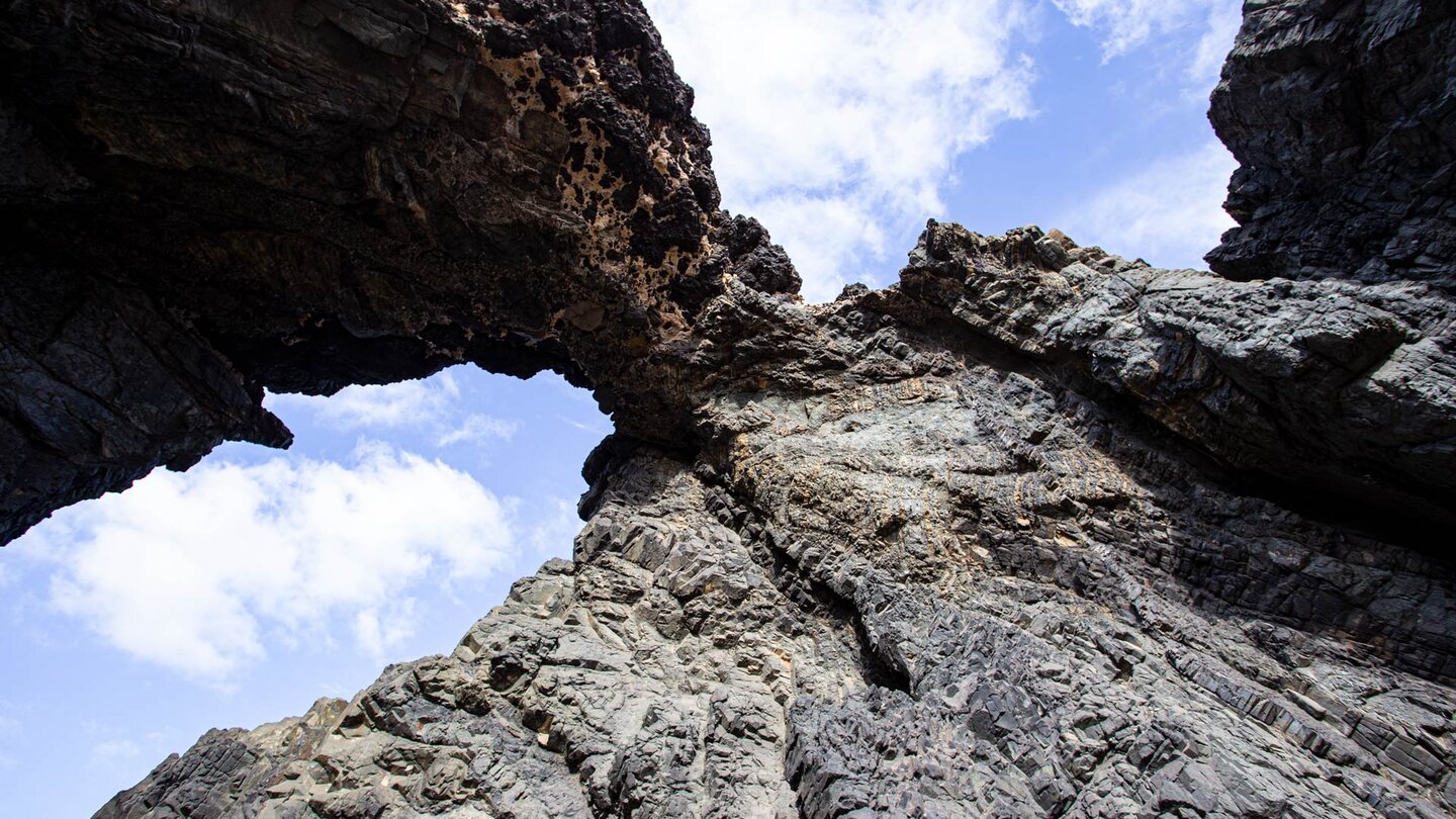 Blick hinauf zum Bogen des Arco del Jurado bei Ajuy auf Fuerteventura