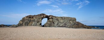 Brandung und Wind auf Fuerteventura haben hier nach Jahrmillionen nur den Arco del Jurado stehen lassen