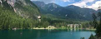 Pragser Wildsee mit der Hotelanlage Lago di Braies