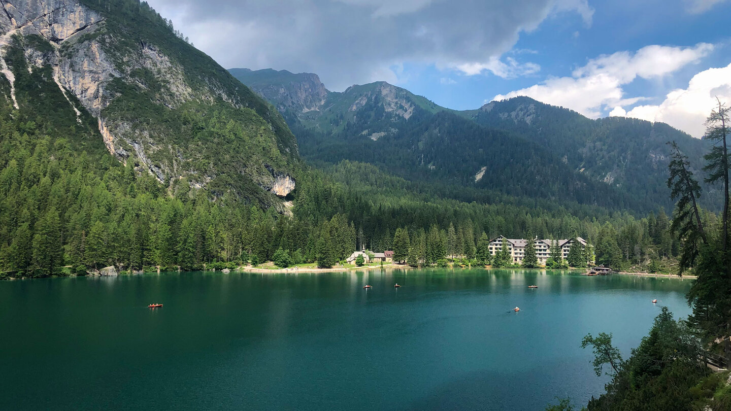 Pragser Wildsee mit der Hotelanlage Lago di Braies