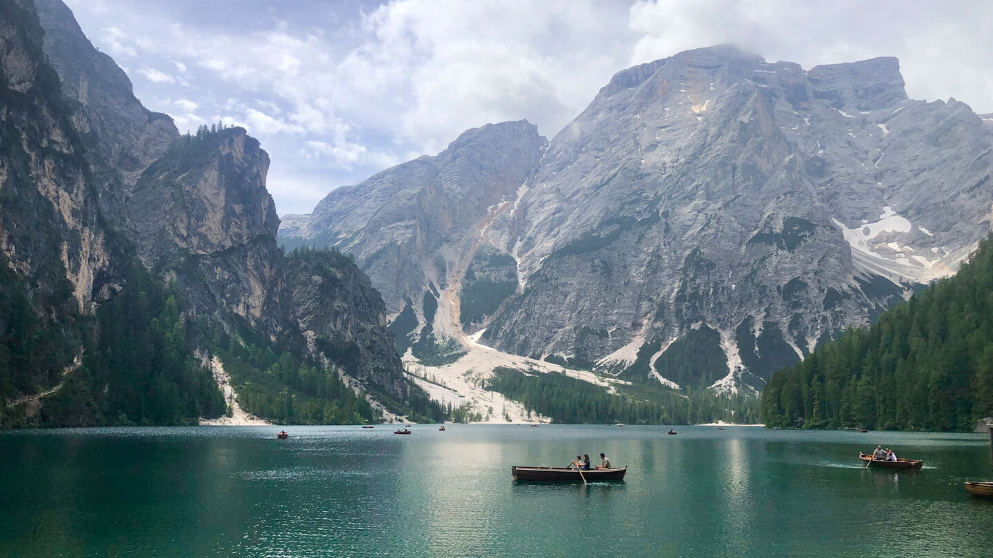 Ruderbootfahrten auf dem idyllischen Pragser Wildsee