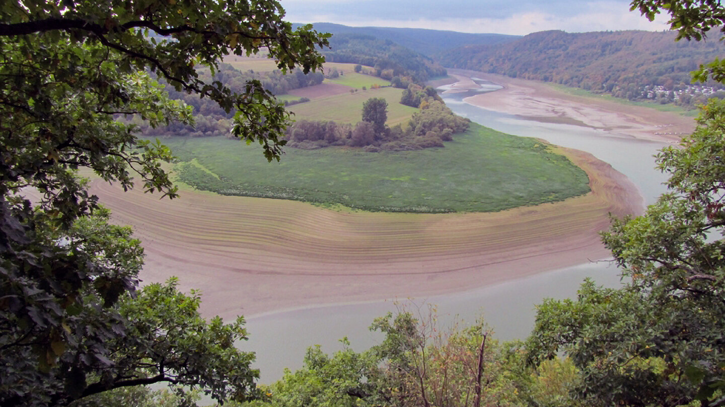 Blick auf die Wasserstandslinien am Ederbogen Wasserstandslinien am Ederbogen