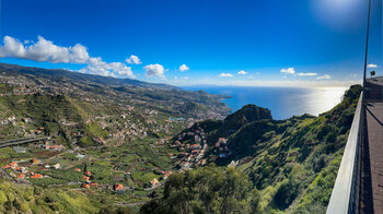 Blick vom Aussichtspunkt Lombo do Facho Richtung Osten entlang der Südküste Madeiras