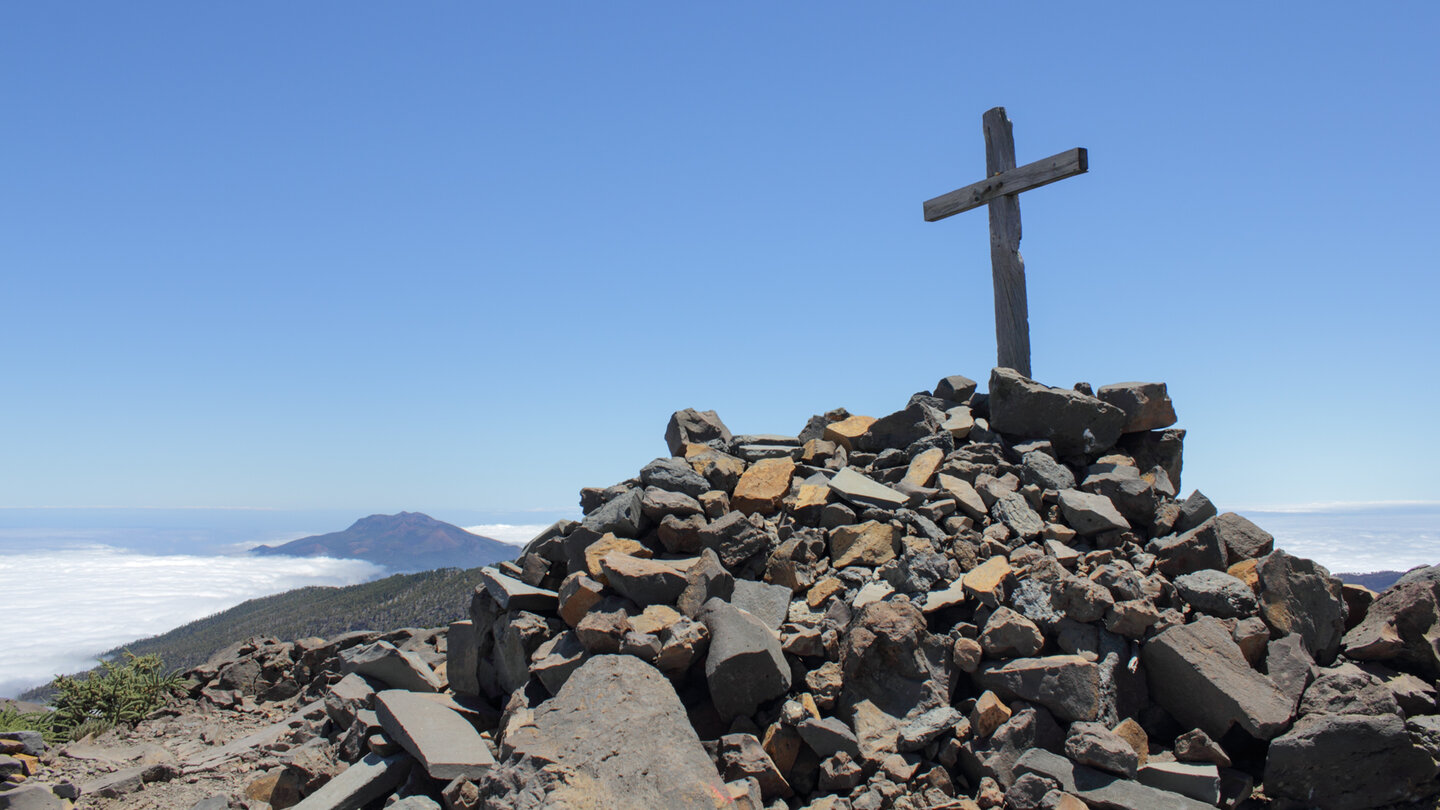 Gipfelkreuz des Pico de la Nieve mit der Cumbre Vieja