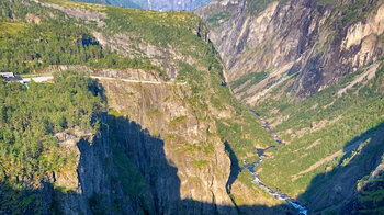 das Måbødalen mit dem Fluss Bjoreio in Vestland