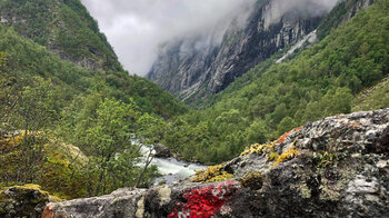 Blick über die nebligen Felsflanken im Måbødalen