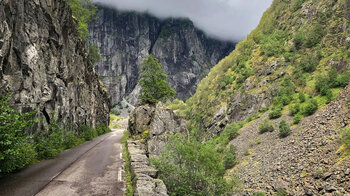 alte Straße am Anfang des Måbødalen in der Gemeinde Eidfjord