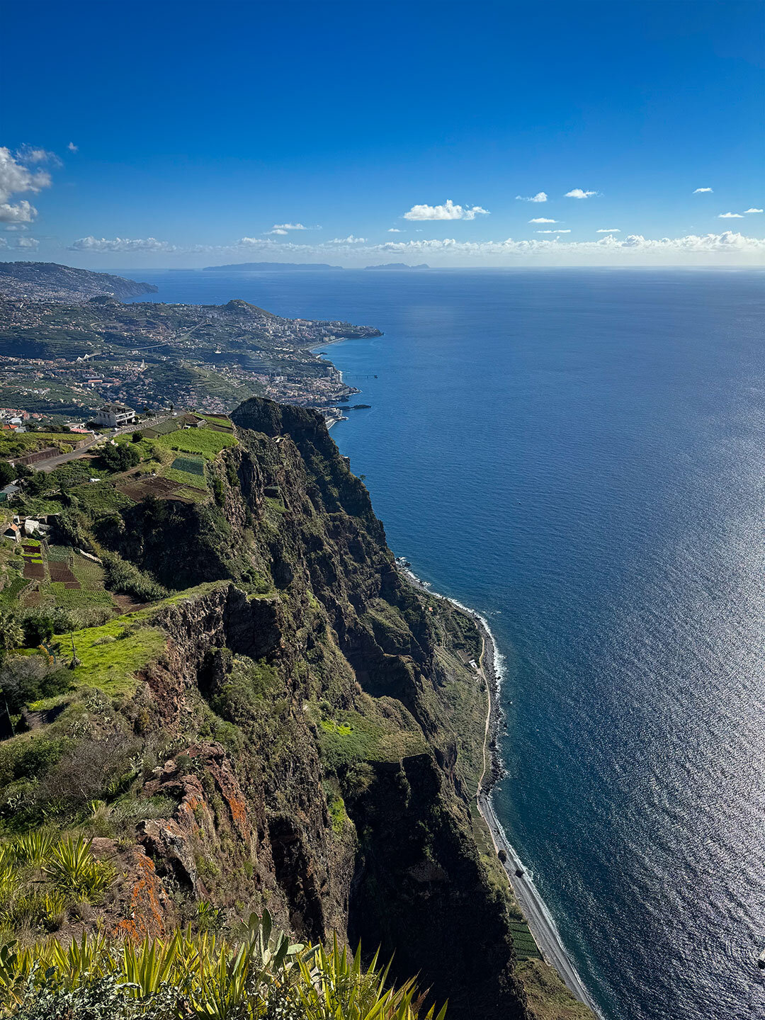 vom Aussichtspunkt Cabo Girão blickt man auf steile Klippen und Funchal auf Madeira Aussicht über steile Klippen und Funchal vom Miradouro do Cabo Girão