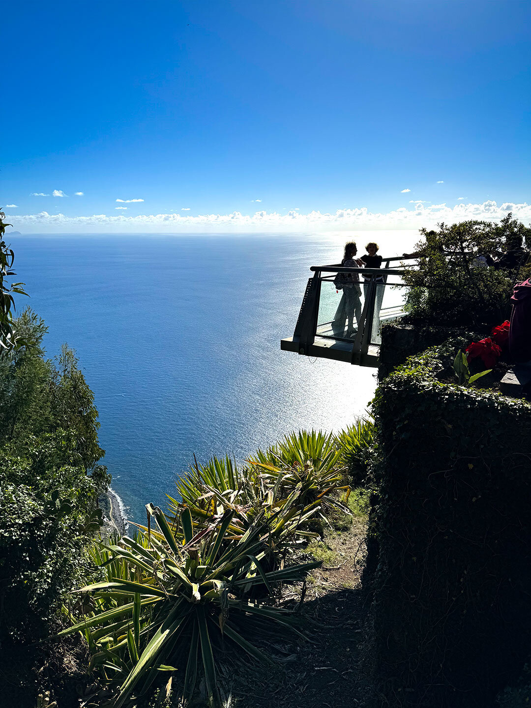 Blick auf den Aussichtspunkt Cabo Girão in Câmara de Lobos auf Madeira und die Weite des Atlantiks Aussichtspunkt Cabo Girão in Câmara de Lobos auf Madeira und die Weite des Atlantiks