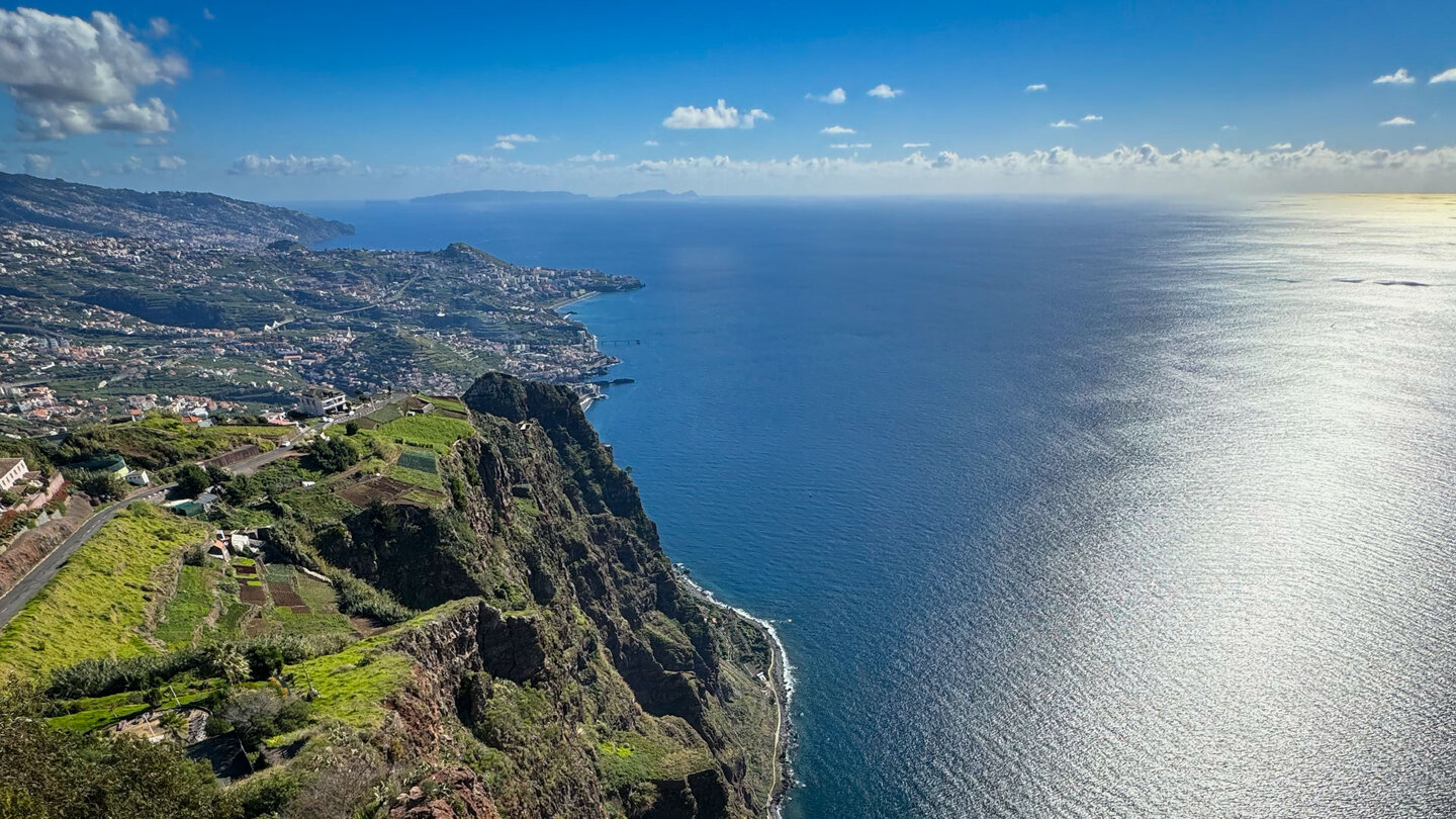Ausblick auf Funchal und den Atlantik vom Aussichtspunkt Cabo Girão auf Madeira Ausblick auf Funchal und den Atlantik vom Aussichtspunkt Cabo Girão
