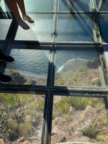 Blick vom Skywalk am Aussichtspunkt Cabo Girão auf die Steilklippen