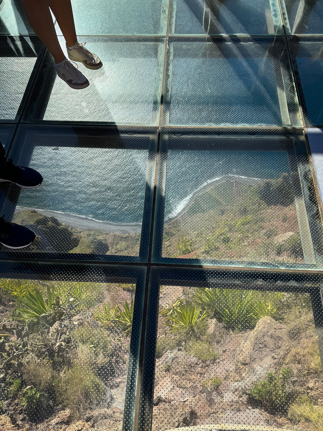 durch den Glasboden des Skywalk am Cabo Girão sieht man direkt auf die Steilklippen Blick vom Skywalk am Aussichtspunkt Cabo Girão auf die Steilklippen