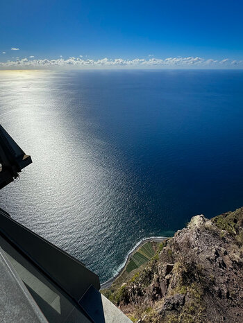 tiefblauer Ozean unterhalb des Aussichtspunkts Cabo Girão