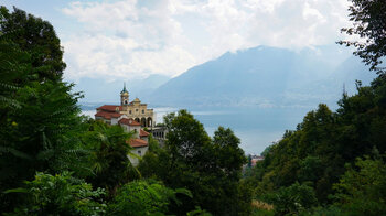 die Wallfahrtskirche Madonna del Sasso mit dem Lago Maggiore im Hintergrund