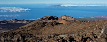 Blick vom Mirador de Pico Viejo auf dessen Krater und La Gomera