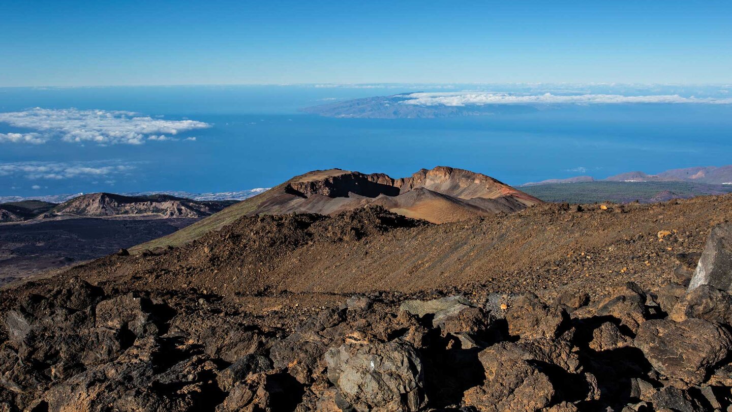 Blick vom Mirador de Pico Viejo auf dessen Krater und La Gomera