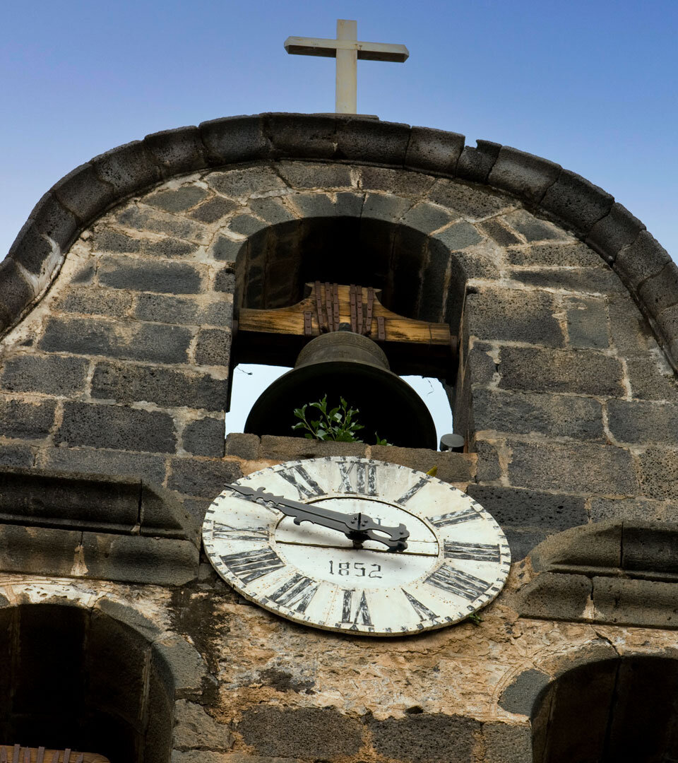 alte Uhr am Kirchturm der Nuestra Señora de Los Remedios in Los Llanos de Aridane auf La Palma alte Uhr am Kirchturm der Nuestra Señora de Los Remedios in Los Llanos de Aridane