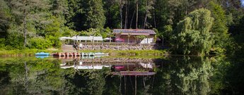 Paddelweiher-Hütte mit Bootsanleger und Terrasse am Paddelweiher bei Hauenstein