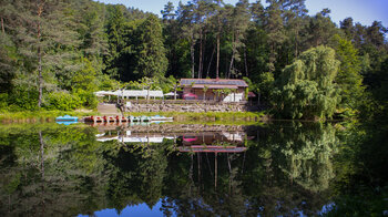 Paddelweiher-Hütte mit Bootsanleger und Terrasse am Paddelweiher bei Hauenstein