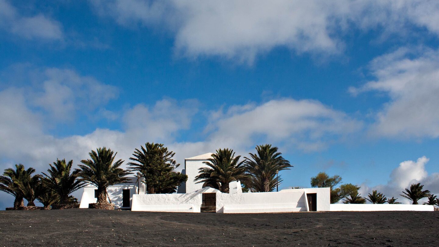 die Ermita de las Nieves auf Lanzarote am gleichnamigen Mirador steht einsam auf einem Hochplateau