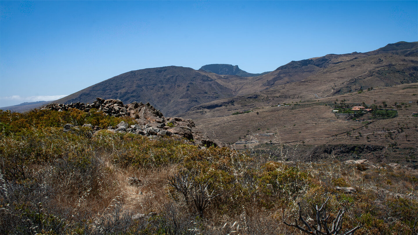 Über karge Kämme zeichnet sich das Plateau der La Fortaleza ab.