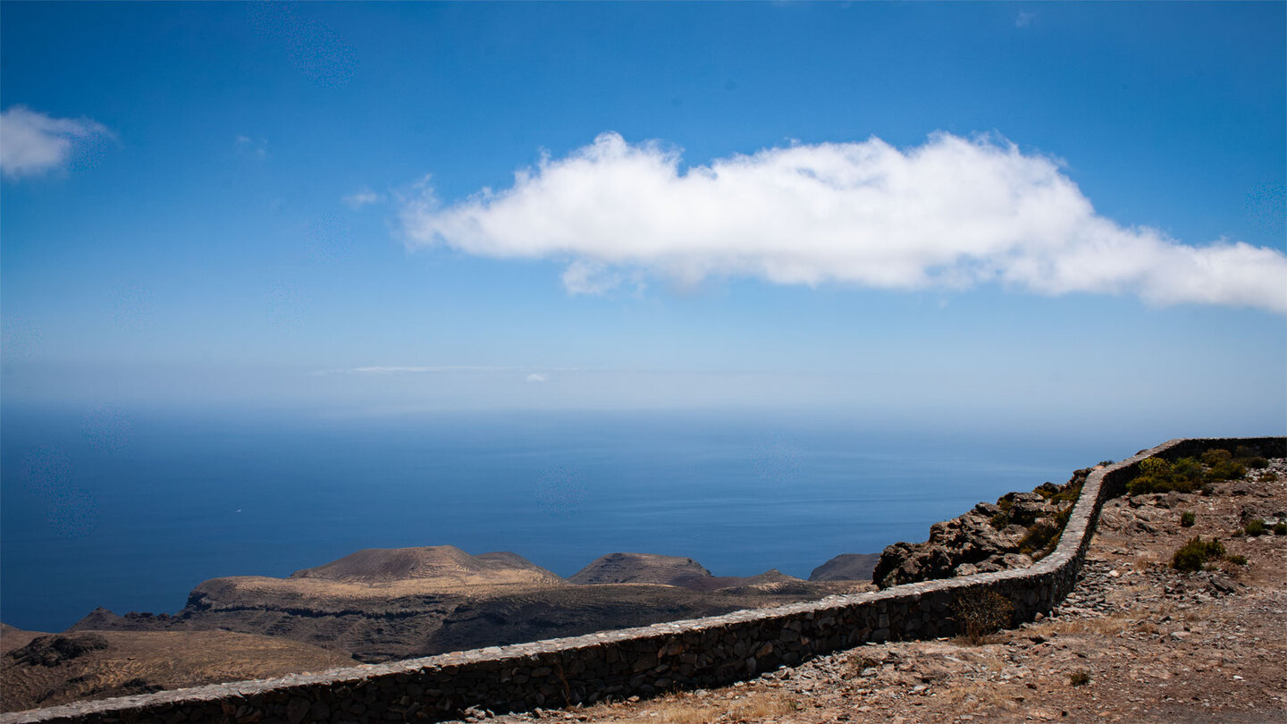 Blick von der Montaña de Tagaragunche über die Südküste und den Atlantik