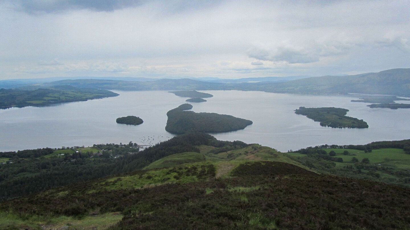 Ausblick vom Conic Hill auf den südlichen Teil des Loch Lomond Blick vom Conic Hill auf den südlichen Teil des Loch Lomond