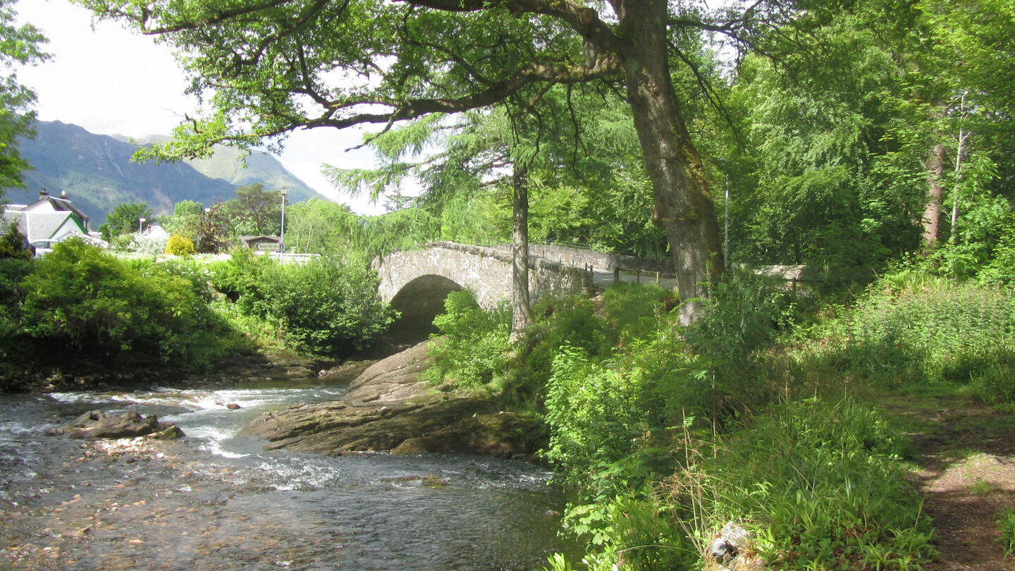 der Weg führt über die alte Brücke am River Etive der Weg führt über eine alte Brücke am River Etive