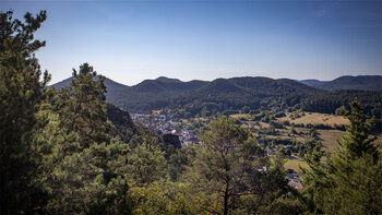 Panorama vom Aussichtspunkt Wasgaublick über den Pfälzerwald.