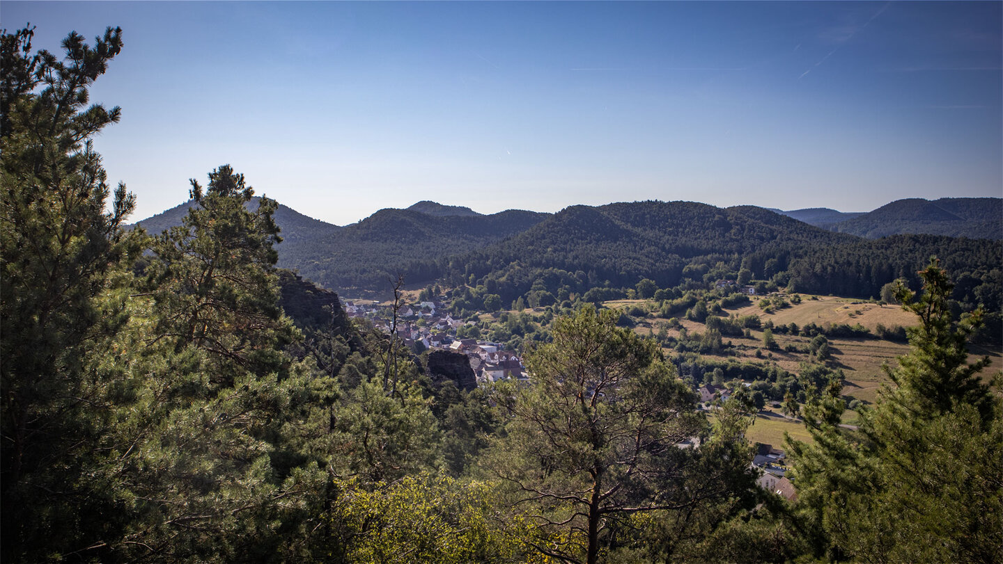 Panorama vom Aussichtspunkt Wasgaublick über den Pfälzerwald.
