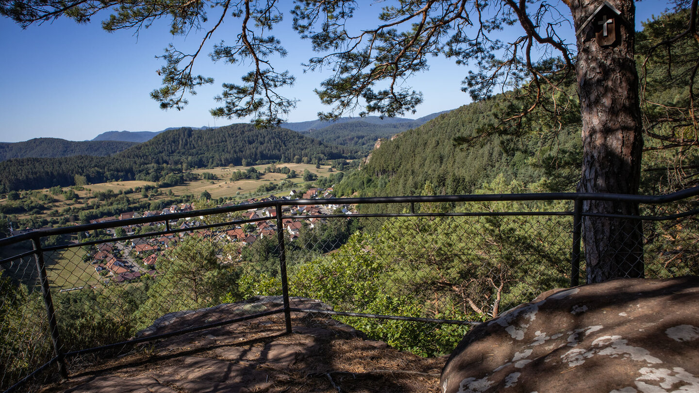 Aussichtsplattform mit Panoramablick auf Schindhard und das Wasgau am Kahlenberg.