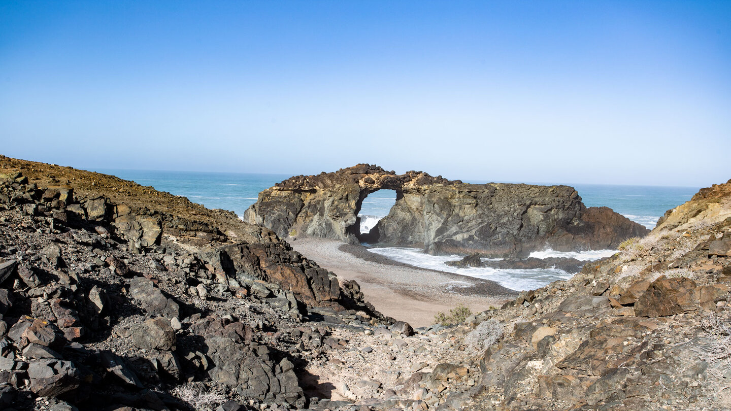 Ausblick auf das Felstor Arco del Jurado bei der Abwanderung zum Strand