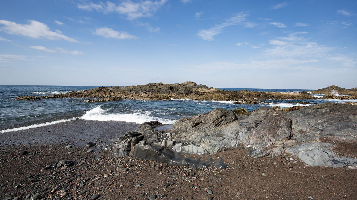 kleine Sandfläche der Strand beim Arco del Jurado