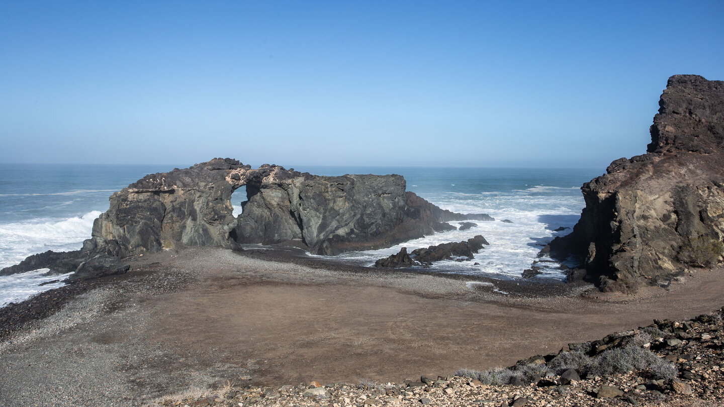 Wellen umtoste Felsformation Arco del Jurado