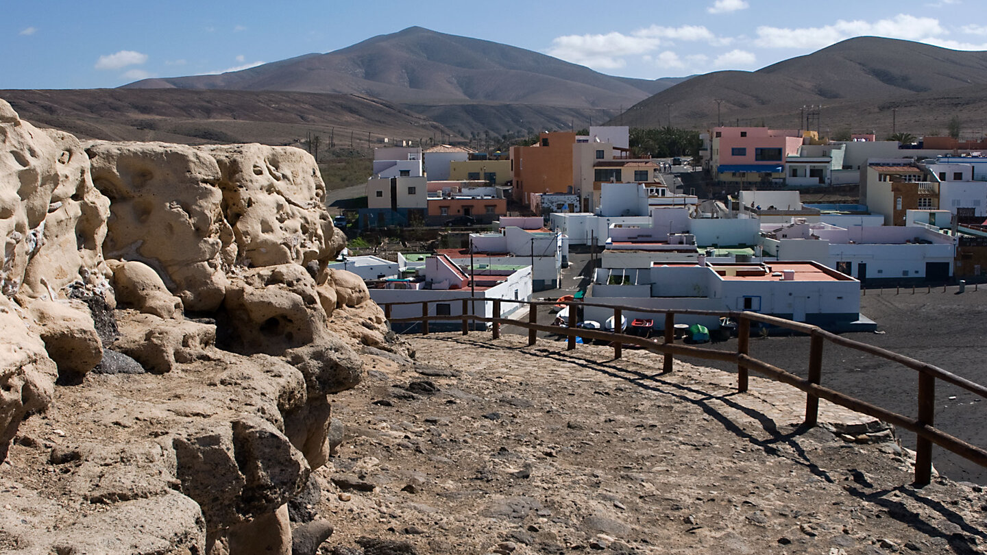 Ausblick vom Mirador Playa de Ajuy über die Häuser des Ortes Ajuy auf Fuerteventura