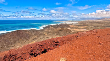 Gipfel des Montaña Bermeja auf Lanzarote mit Blick auf den Chinijo-Archipel