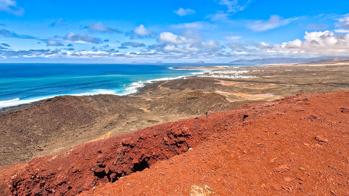Gipfel des Montaña Bermeja auf Lanzarote mit Blick auf den Chinijo-Archipel Gipfel des Montaña Bermeja auf Lanzarote mit Blick auf den Chinijo-Archipel