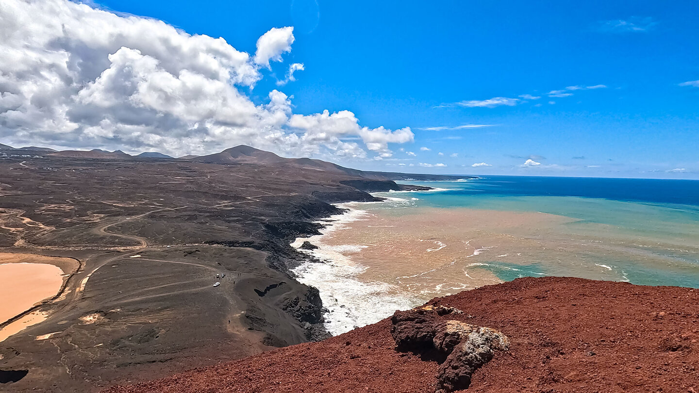 Blick von Gipfel des Montaña Bermeja auf die Lavaklippen Lanzarotes Blick von Gipfel des Montaña Bermeja auf die Lavaklippen Lanzarotes