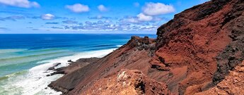 steil abfallende Klippen am Montaña Bermeja auf Lanzarote