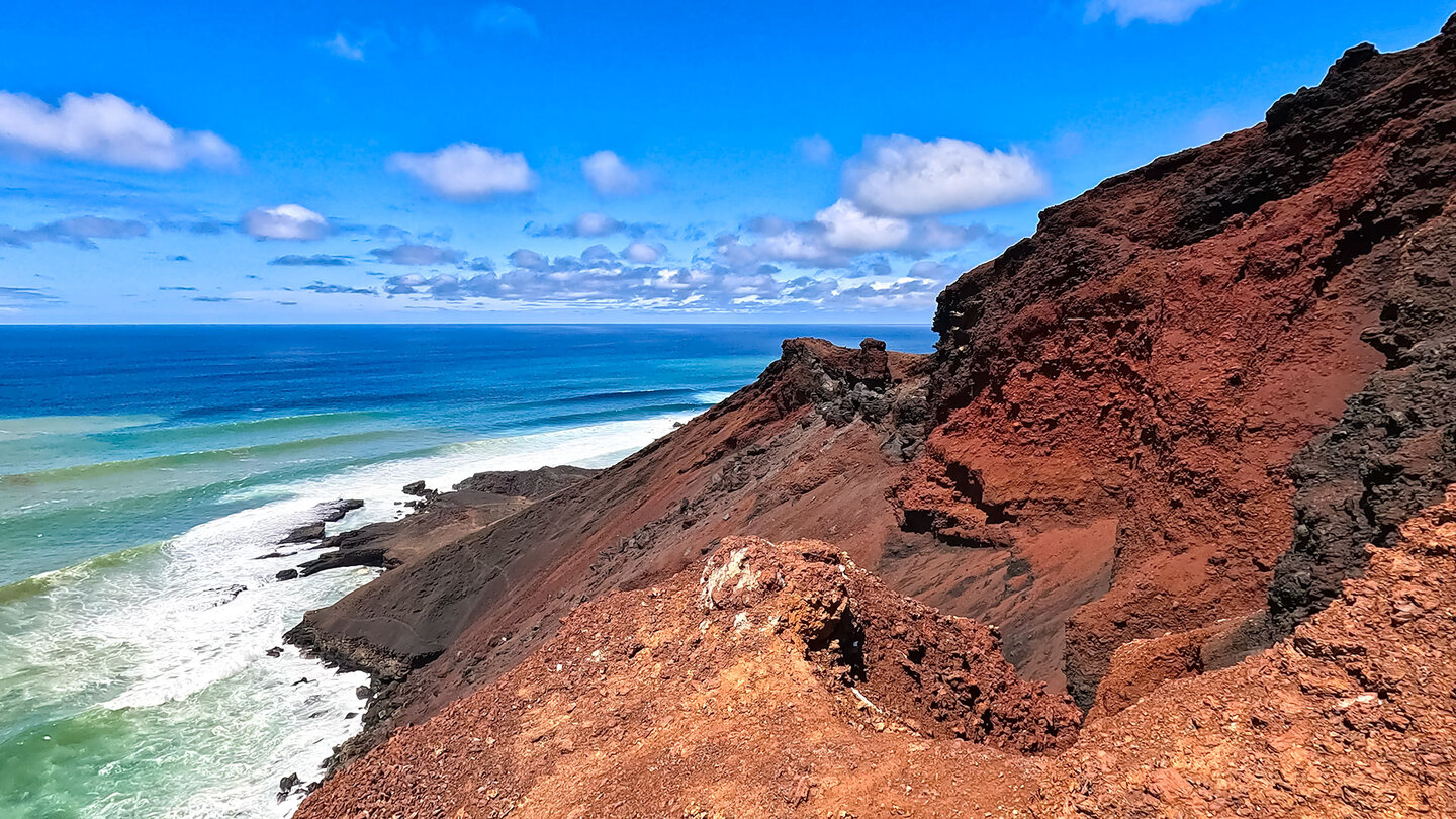 steil abfallende Klippen am Montaña Bermeja auf Lanzarote steil abfallende Klippen am Montaña Bermeja auf Lanzarote