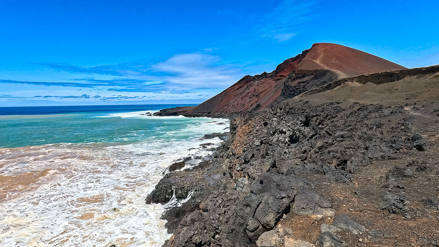 schroffe Lavaküste bei La Santa mit Blick zum Montaña Bermeja auf Lanzarote schroffe Lavaküste bei La Santa mit Blick zum Montaña Bermeja auf Lanzarote