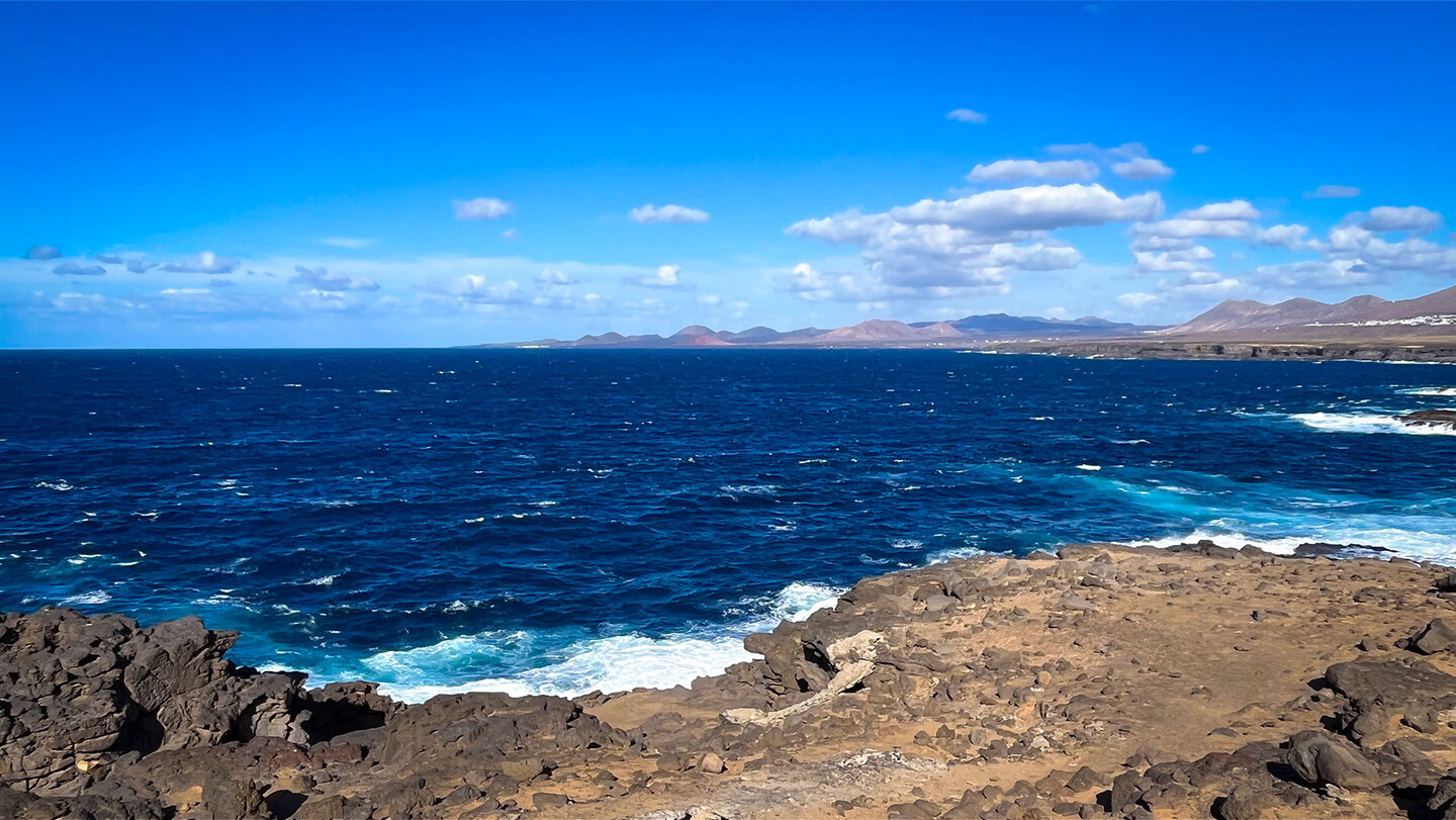 die Timanfaya-Vulkane vom Küstenwanderweg bei Playa Blanca