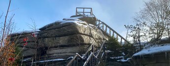 Burgsteinfelsen sind über Holztreppen leicht zu begehen