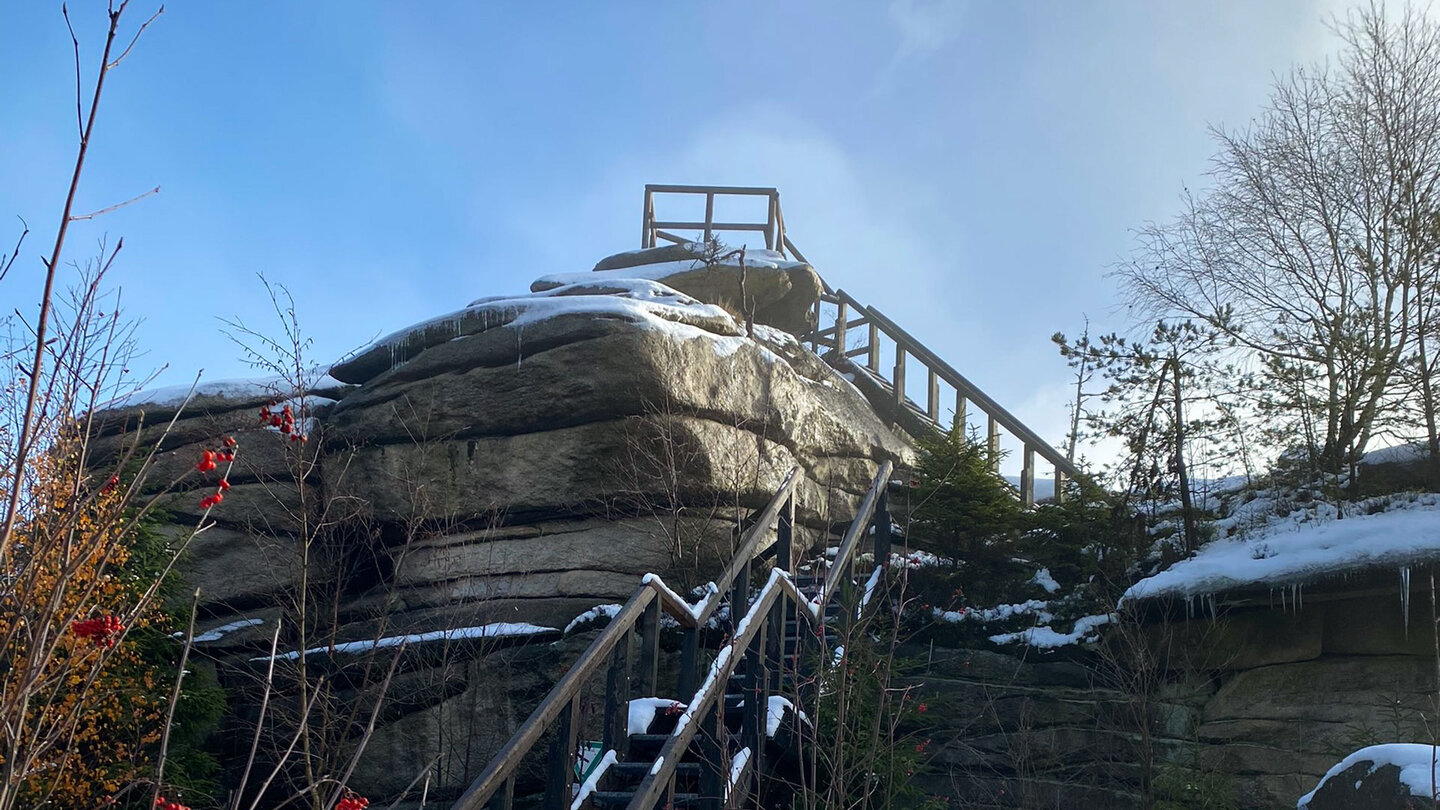 die Burgsteinfelsen sind über Holztreppen leicht zu begehen Burgsteinfelsen sind über Holztreppen leicht zu begehen