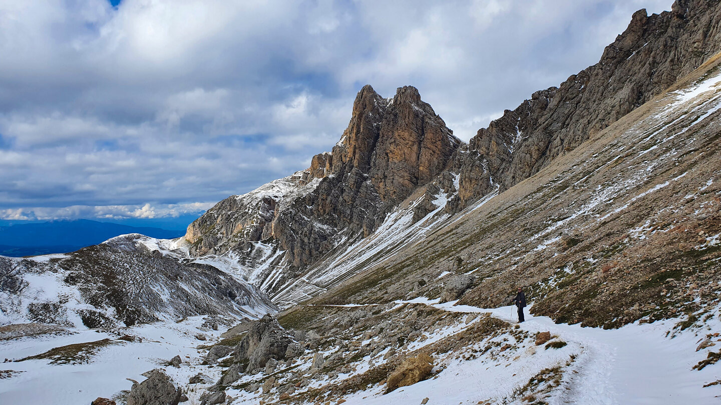 der verschneite Wanderweg am ersten Tag in Richtung Alpe di Tires verschneiter Wanderweg Richtung Alpe di Tires