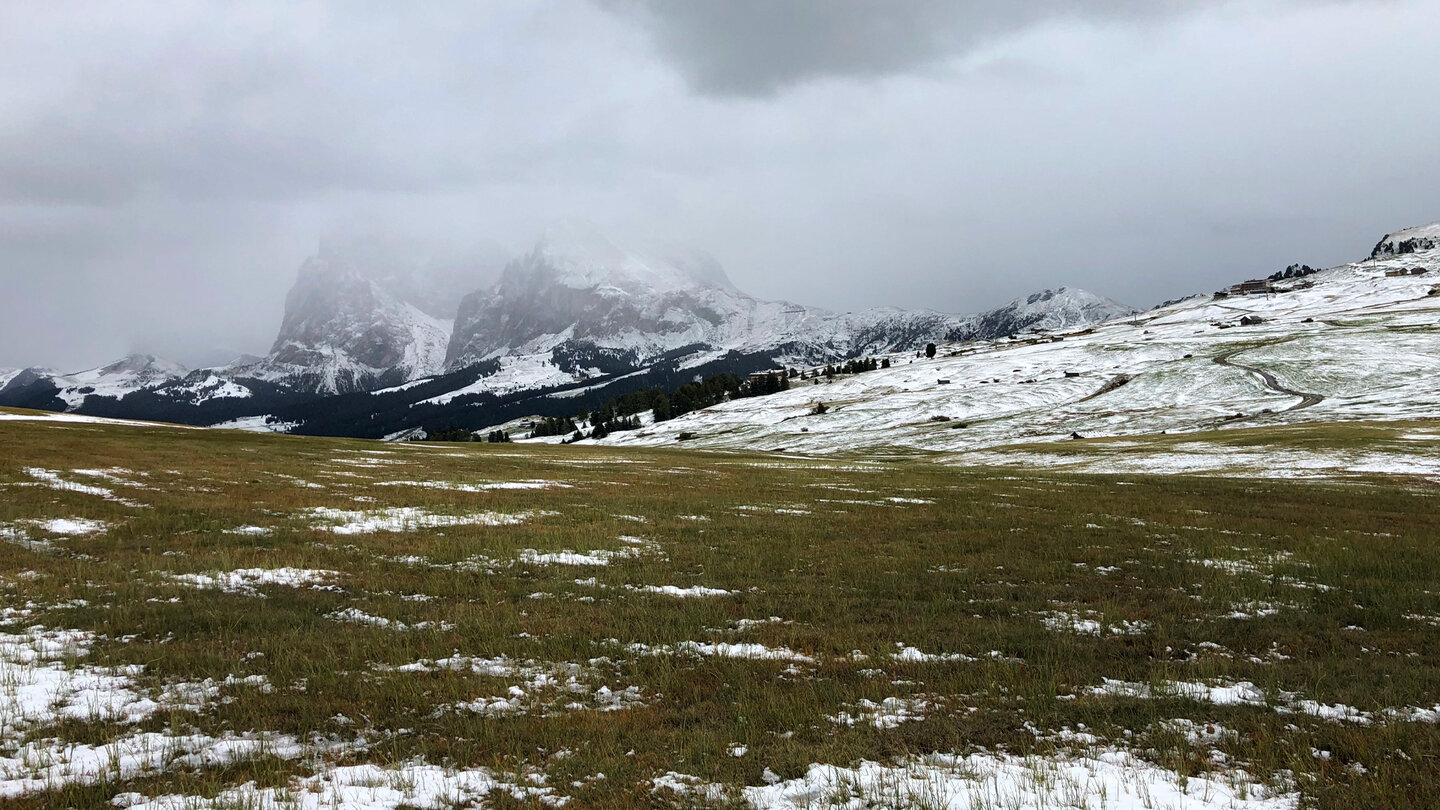 Plattkofel und Langkofel verstecken die Gipfel in den Wolken Plattkofel und Langkofel verstecken die Gipfel