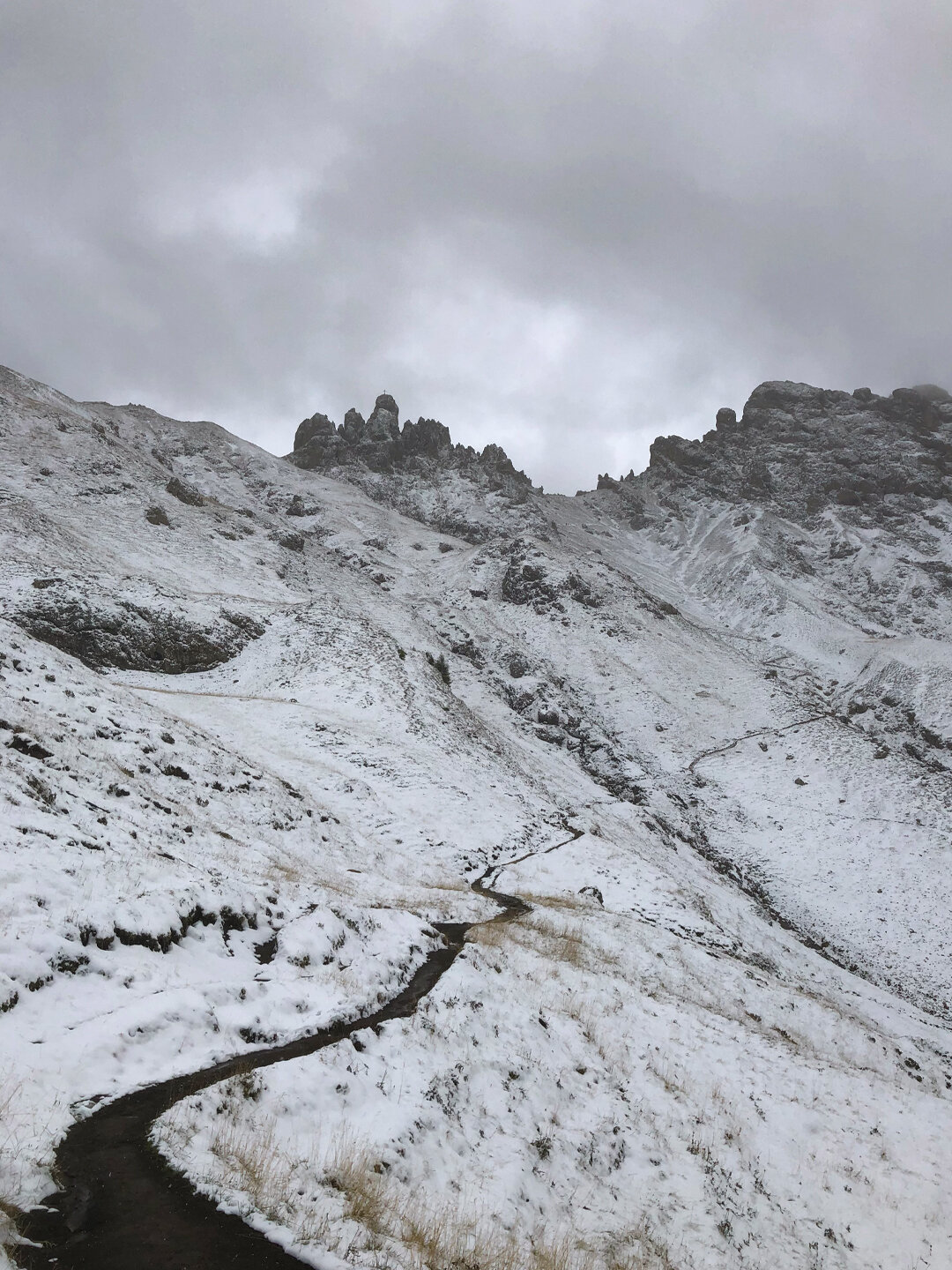 der steile Aufstiegspfad zur Rosszahnscharte windet sich um die Felslandschaft Aufstiegspfad zur Rosszahnscharte