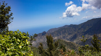 Blick auf die Gebirgszüge der Insel La Gomera mit dem Roque Cano