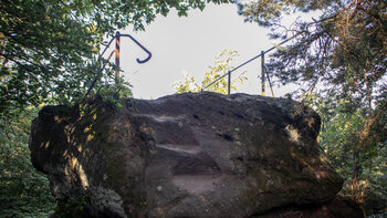 Der Westfels am Drachenfels wird über eine in den Fels geschlagene Treppe erklommen.