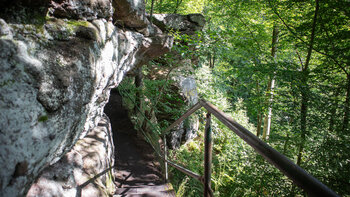 Unterhalb des Südfelsens liegt die Drachenhöhle – ein schmaler Pfad am Fels entlang zu ihrem Eingang.